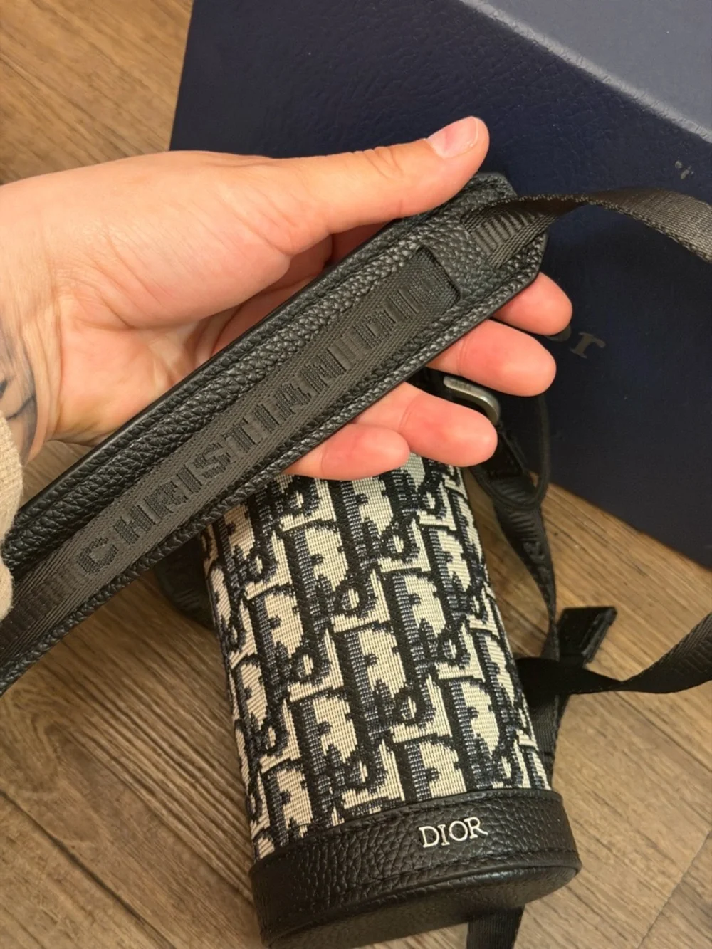 Dior Stainless Bottle with Black & Cream trotter Carrier - Picture 11 of 13